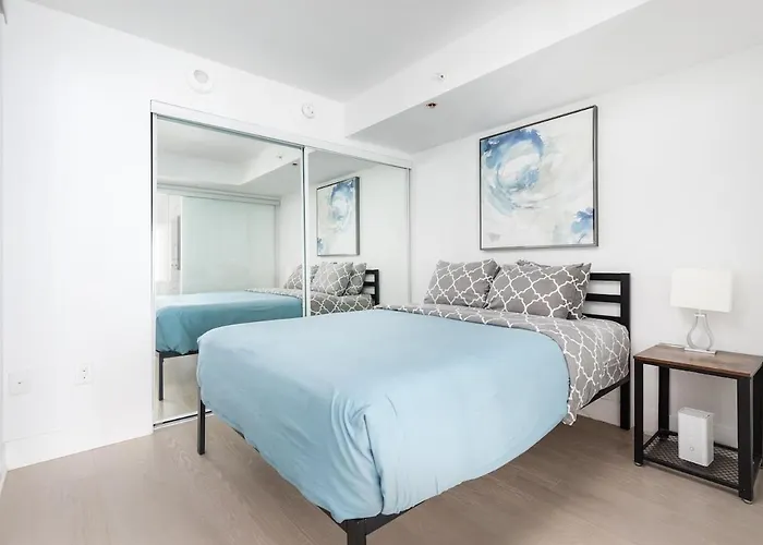 Central Downtown 1 And Den W 3 Beds Sleeps 4 By Uoft