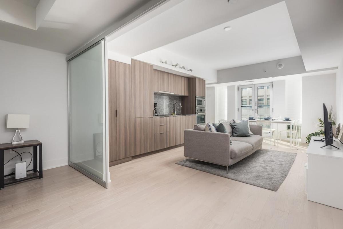 Downtown 1 And Den W 3 Beds Sleeps 4 By Uoft *