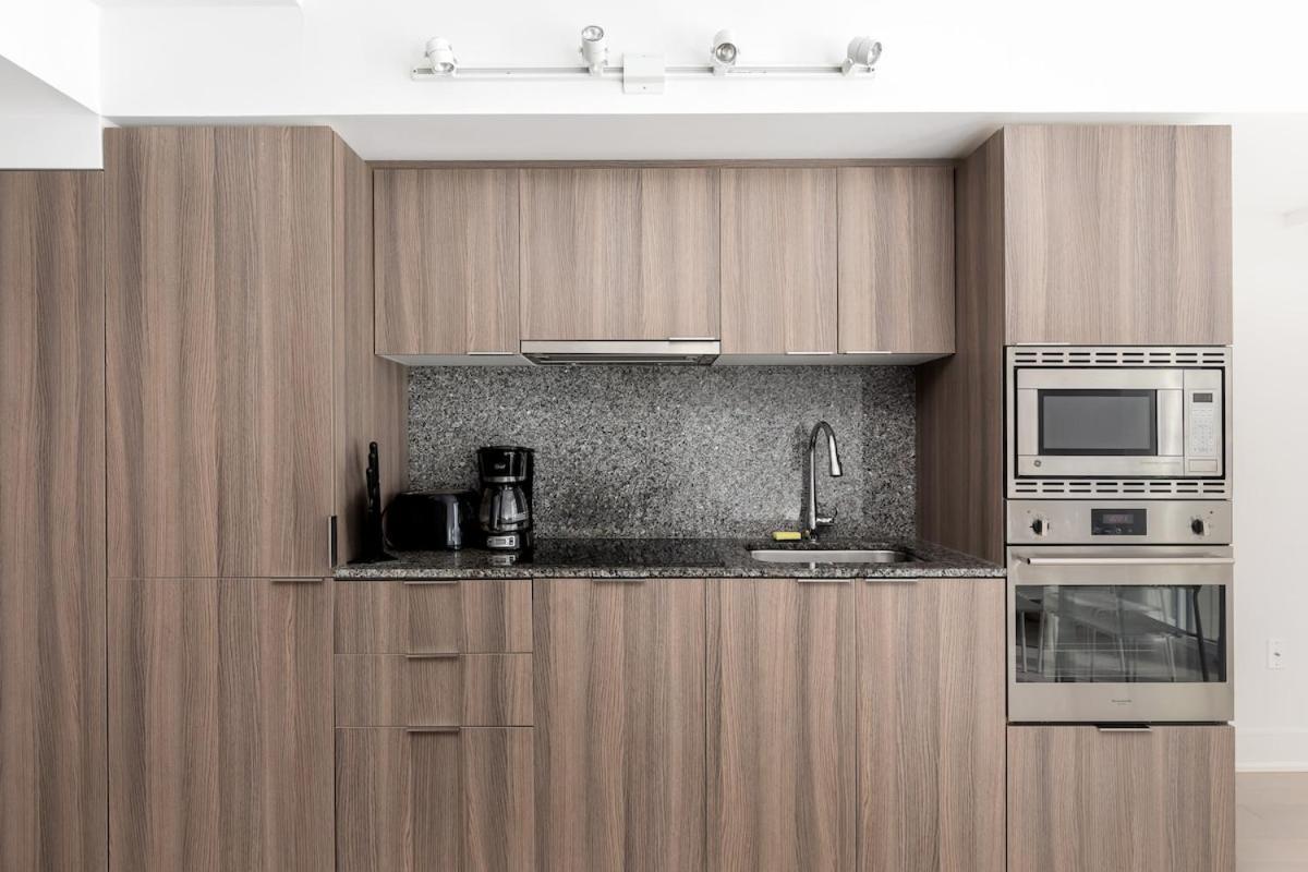 Downtown 1 And Den W 3 Beds Sleeps 4 By Uoft *